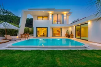 Kapalı ve Açık Havuzlu Lüks Hisarönü Villa